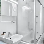 Tolles Design, Hochwertig, Vollausstattung, 3 Zimmer, Grosses Bad & Gaeste-wc, Grosse Kueche, 3 X Smart Tv, 11 Min Zum Hbf *
