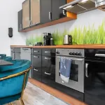 Tolles Design, Hochwertig, Vollausstattung, 3 Zimmer, Grosses Bad & Gaeste-wc, Grosse Kueche, 3 X Smart Tv, 11 Min Zum Hbf 아파트