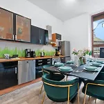Tolles Design, Hochwertig, Vollausstattung, 3 Zimmer, Grosses Bad & Gaeste-wc, Grosse Kueche, 3 X Smart Tv, 11 Min Zum Hbf 아파트 뒤스부르크