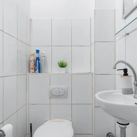 Daire Tolles Design, Hochwertig, Vollausstattung, 3 Zimmer, Grosses Bad & Gaeste-wc, Grosse Kueche, 3 X Smart Tv, 11 Min Zum Hbf Duisburg