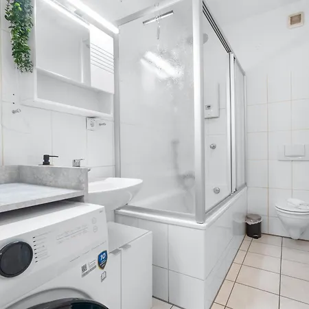 Daire Tolles Design, Hochwertig, Vollausstattung, 3 Zimmer, Grosses Bad & Gaeste-wc, Grosse Kueche, 3 X Smart Tv, 11 Min Zum Hbf *