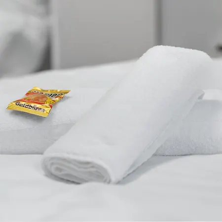 Tolles Design, Hochwertig, Vollausstattung, 3 Zimmer, Grosses Bad & Gaeste-wc, Grosse Kueche, 3 X Smart Tv, 11 Min Zum Hbf Duisburg