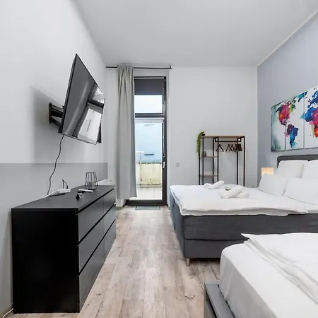 Tolles Design, Hochwertig, Vollausstattung, 3 Zimmer, Grosses Bad & Gaeste-wc, Grosse Kueche, 3 X Smart Tv, 11 Min Zum Hbf Duisburg