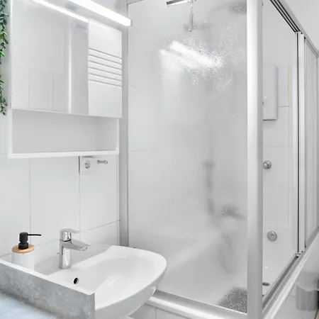 Tolles Design, Hochwertig, Vollausstattung, 3 Zimmer, Grosses Bad & Gaeste-wc, Grosse Kueche, 3 X Smart Tv, 11 Min Zum Hbf *