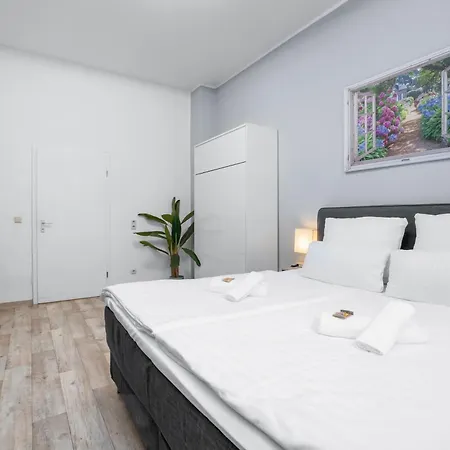 Tolles Design, Hochwertig, Vollausstattung, 3 Zimmer, Grosses Bad & Gaeste-wc, Grosse Kueche, 3 X Smart Tv, 11 Min Zum Hbf * Duisburg