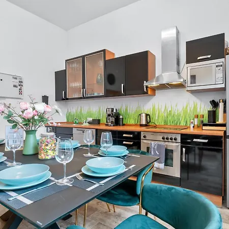 Tolles Design, Hochwertig, Vollausstattung, 3 Zimmer, Grosses Bad & Gaeste-wc, Grosse Kueche, 3 X Smart Tv, 11 Min Zum Hbf Daire