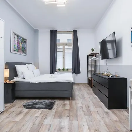 Daire Tolles Design, Hochwertig, Vollausstattung, 3 Zimmer, Grosses Bad & Gaeste-wc, Grosse Kueche, 3 X Smart Tv, 11 Min Zum Hbf *