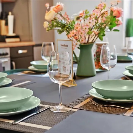 Apartment Tolles Design, Hochwertig, Vollausstattung, 3 Zimmer, Grosses Bad & Gaeste-wc, Grosse Kueche, 3 X Smart Tv, 11 Min Zum Hbf *