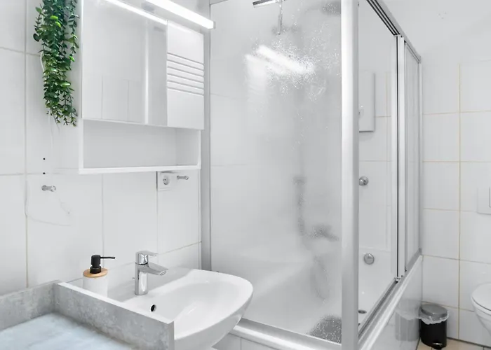 Tolles Design, Hochwertig, Vollausstattung, 3 Zimmer, Großes Bad&gäste-wc, Große Küche, 3 X Smart Tv, 11 Min Zum Hbf *