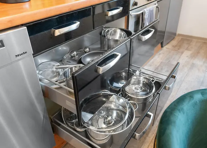 Tolles Design, Hochwertig, Vollausstattung, 3 Zimmer, Großes Bad&gäste-wc, Große Küche, 3 X Smart Tv, 11 Min Zum Hbf Duisburg